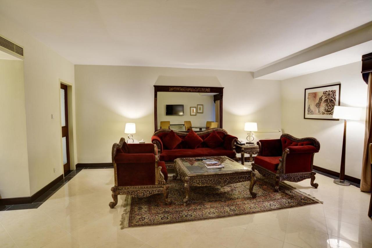 Pearl Continental Hotel, Karatschi Exterior foto A living room in a suite at the Taj Mahal Palace, Mumbai