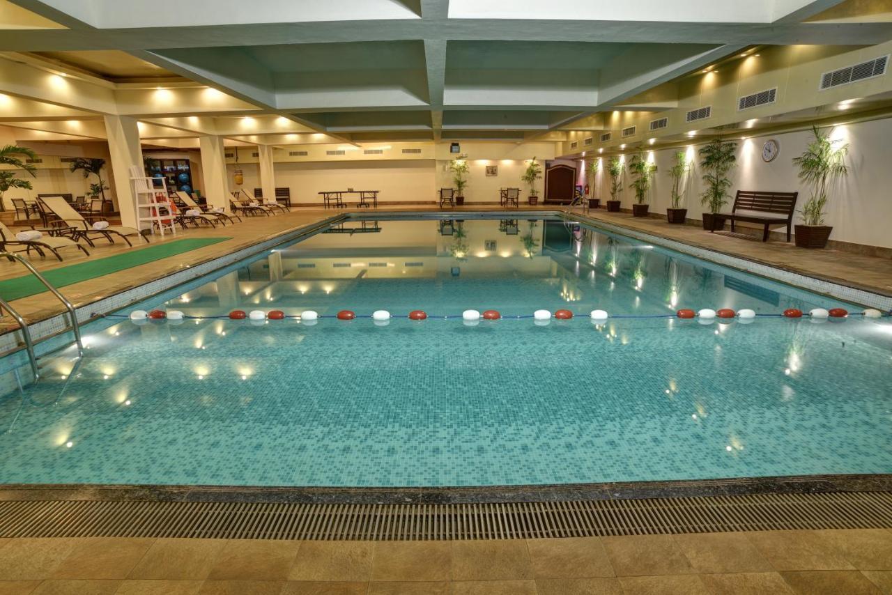 Pearl Continental Hotel, Karatschi Exterior foto Swimming pool at the hotel