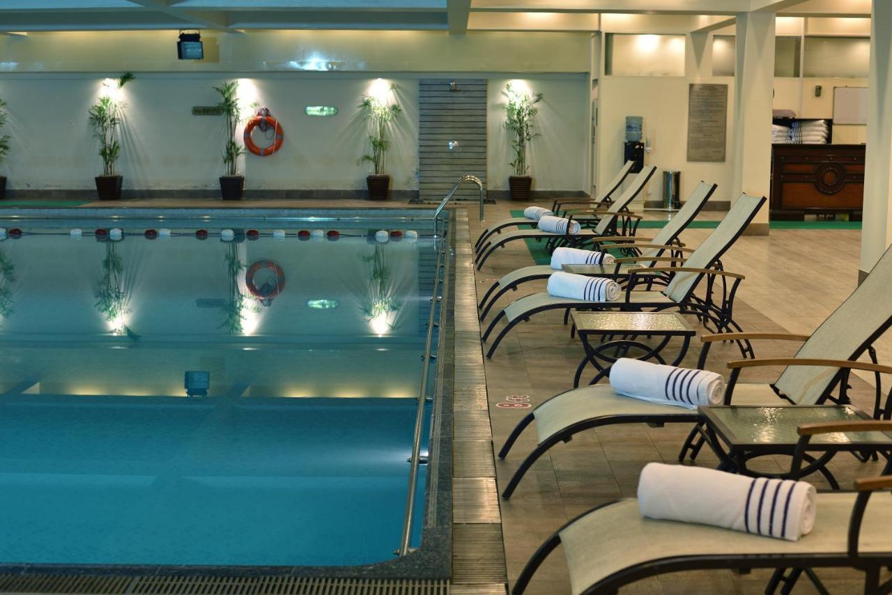 Pearl Continental Hotel, Karatschi Exterior foto The pool at the hotel