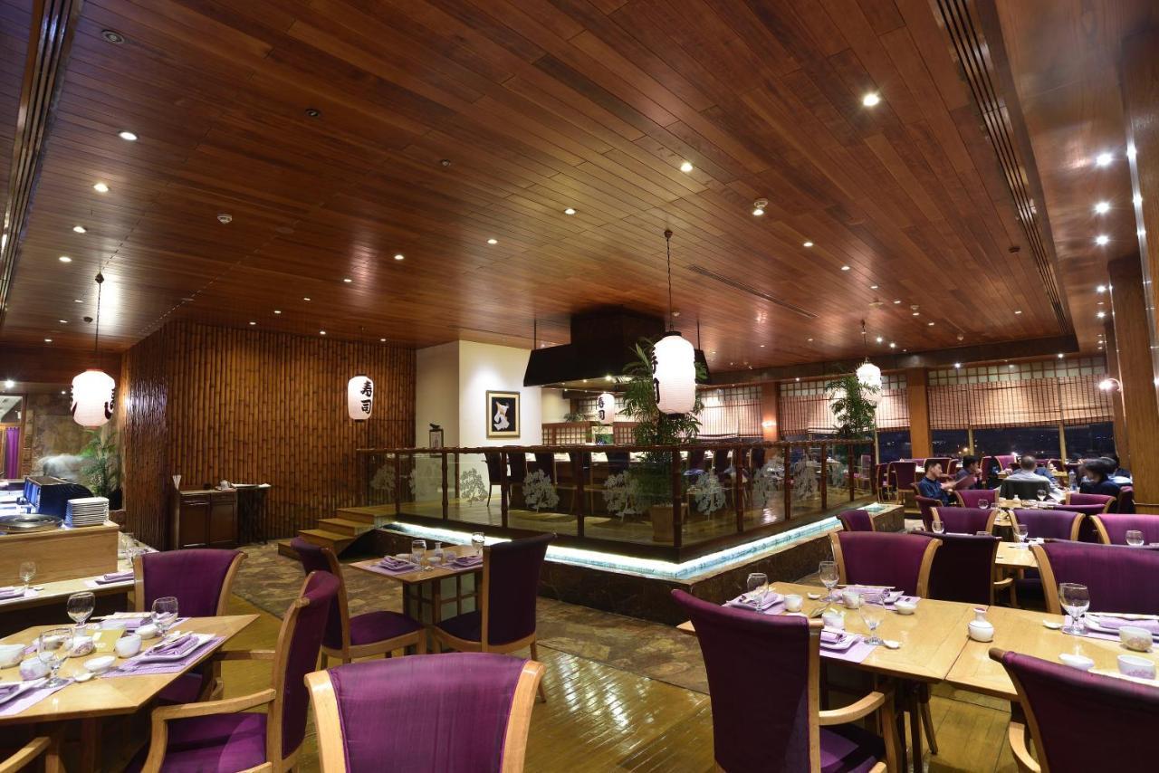Pearl Continental Hotel, Karatschi Exterior foto The interior of the restaurant