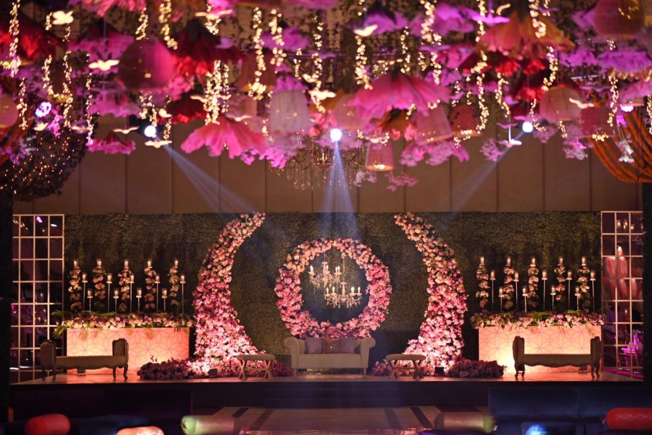 Pearl Continental Hotel, Karatschi Exterior foto A wedding reception at the Taj Mahal Palace, Mumbai, India