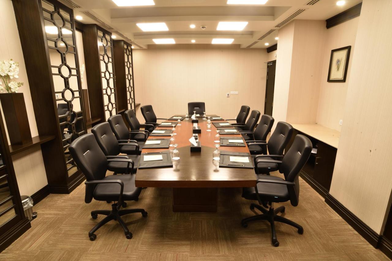 Pearl Continental Hotel, Karatschi Exterior foto A boardroom