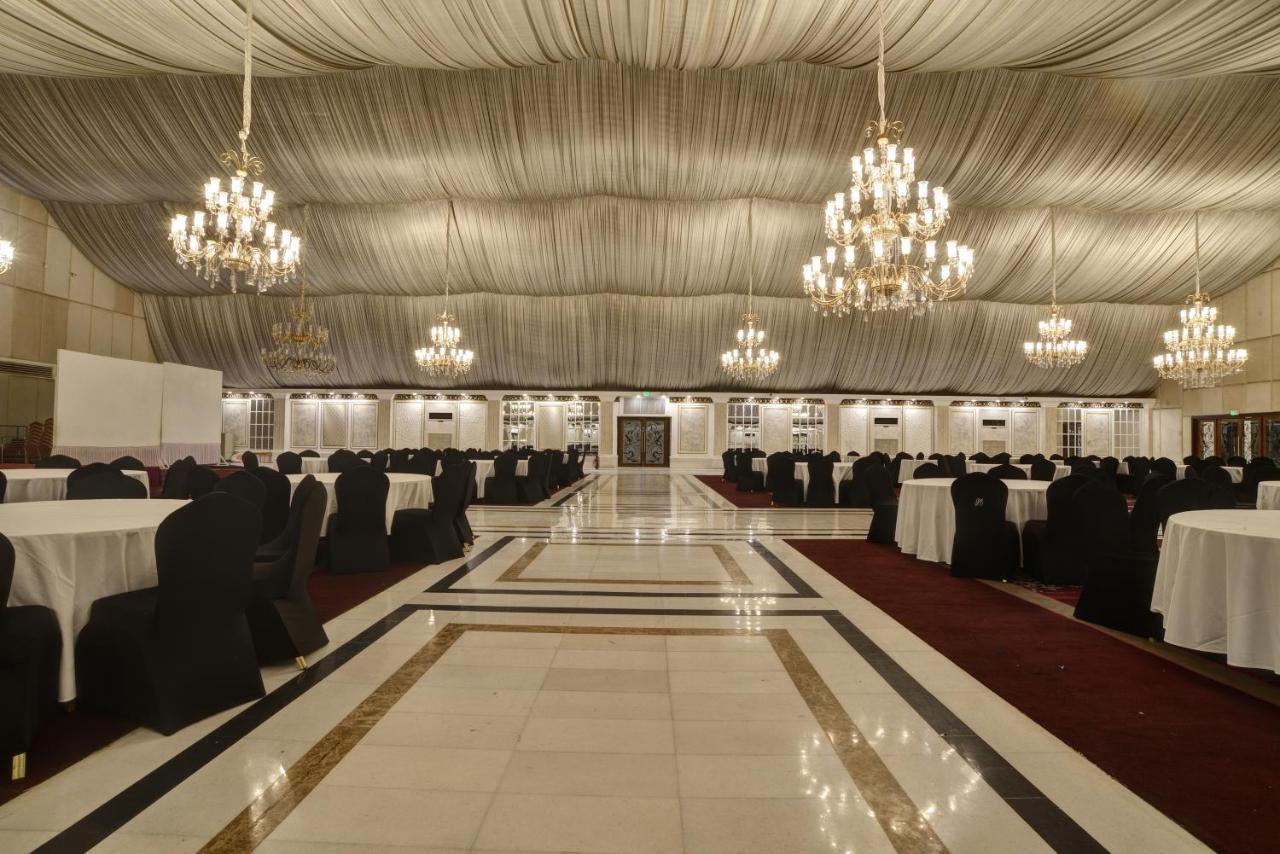 Pearl Continental Hotel, Karatschi Exterior foto The interior of the Grand Ballroom