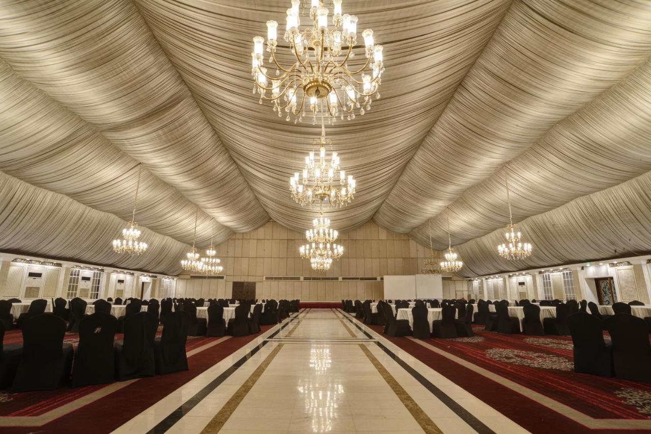 Pearl Continental Hotel, Karatschi Exterior foto The interior of the Grand Ballroom