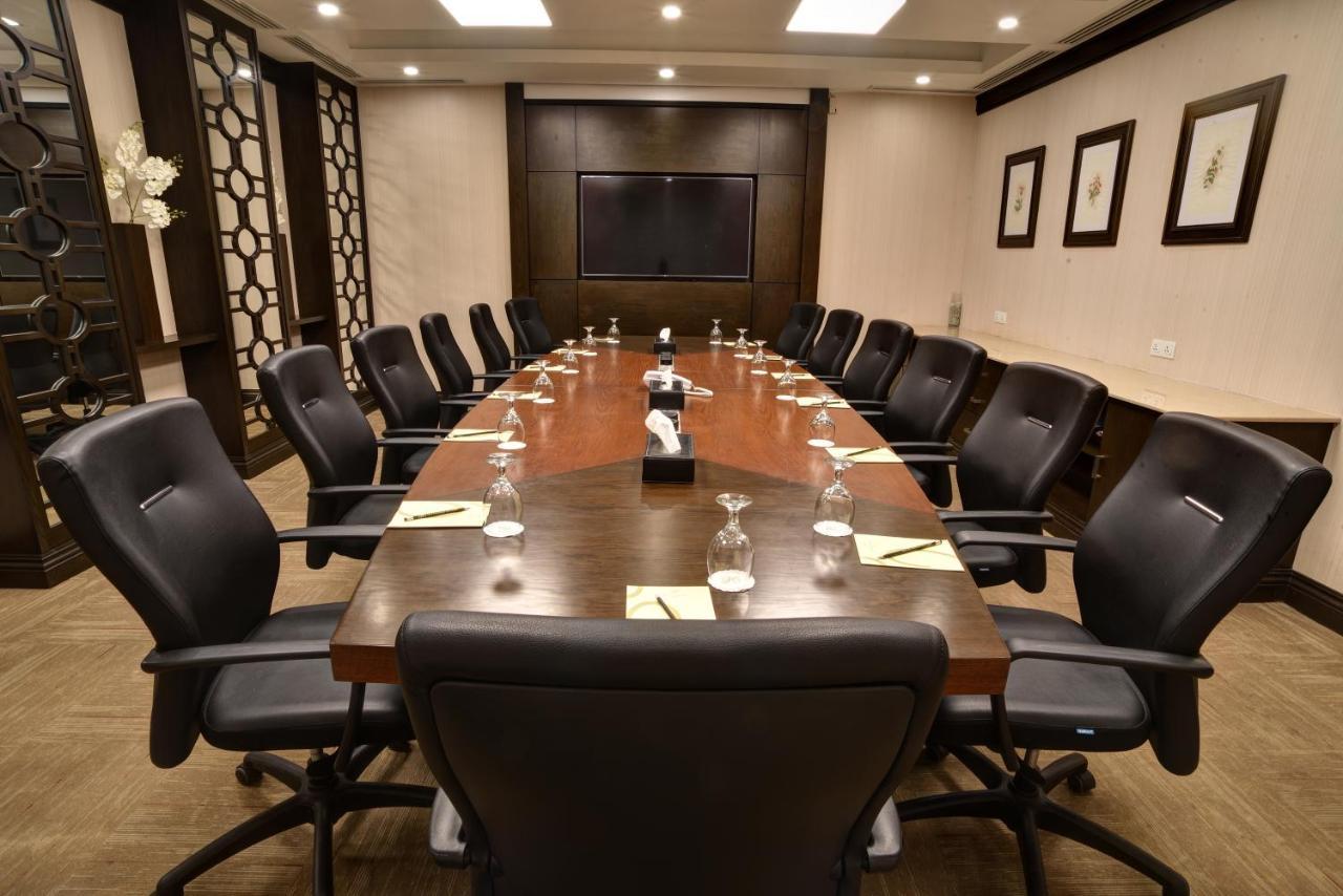 Pearl Continental Hotel, Karatschi Exterior foto A boardroom