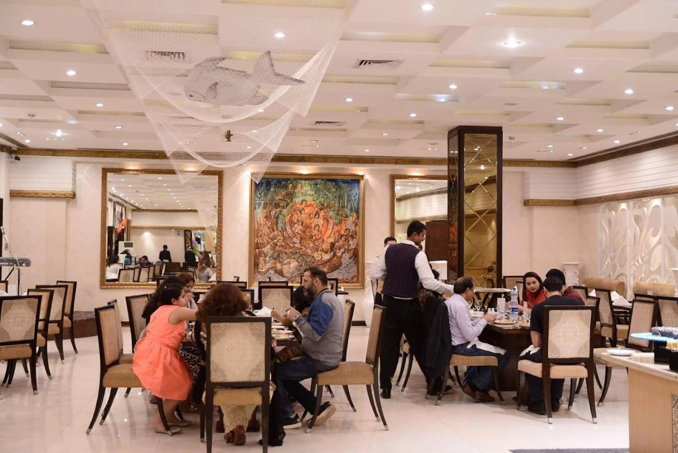 Pearl Continental Hotel, Karatschi Exterior foto The interior of a restaurant in Karachi, Pakistan