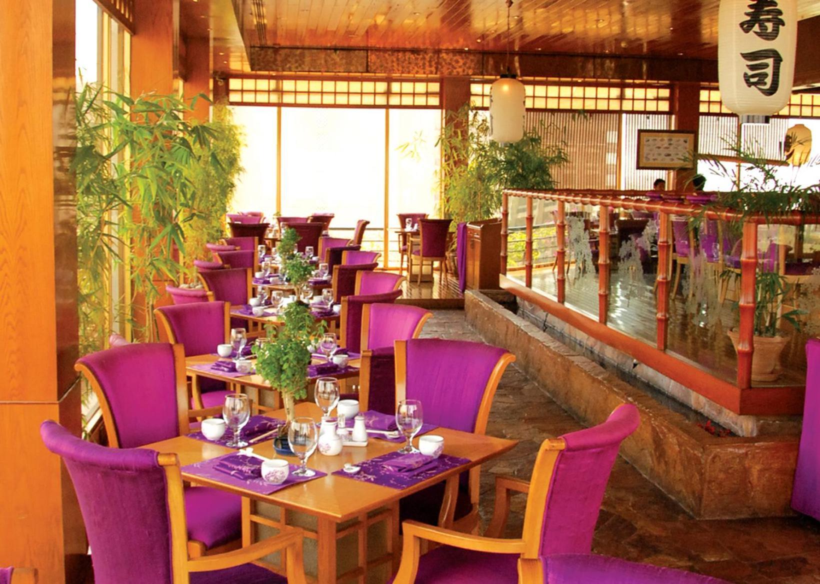 Pearl Continental Hotel, Karatschi Exterior foto Interior of a restaurant in the hotel