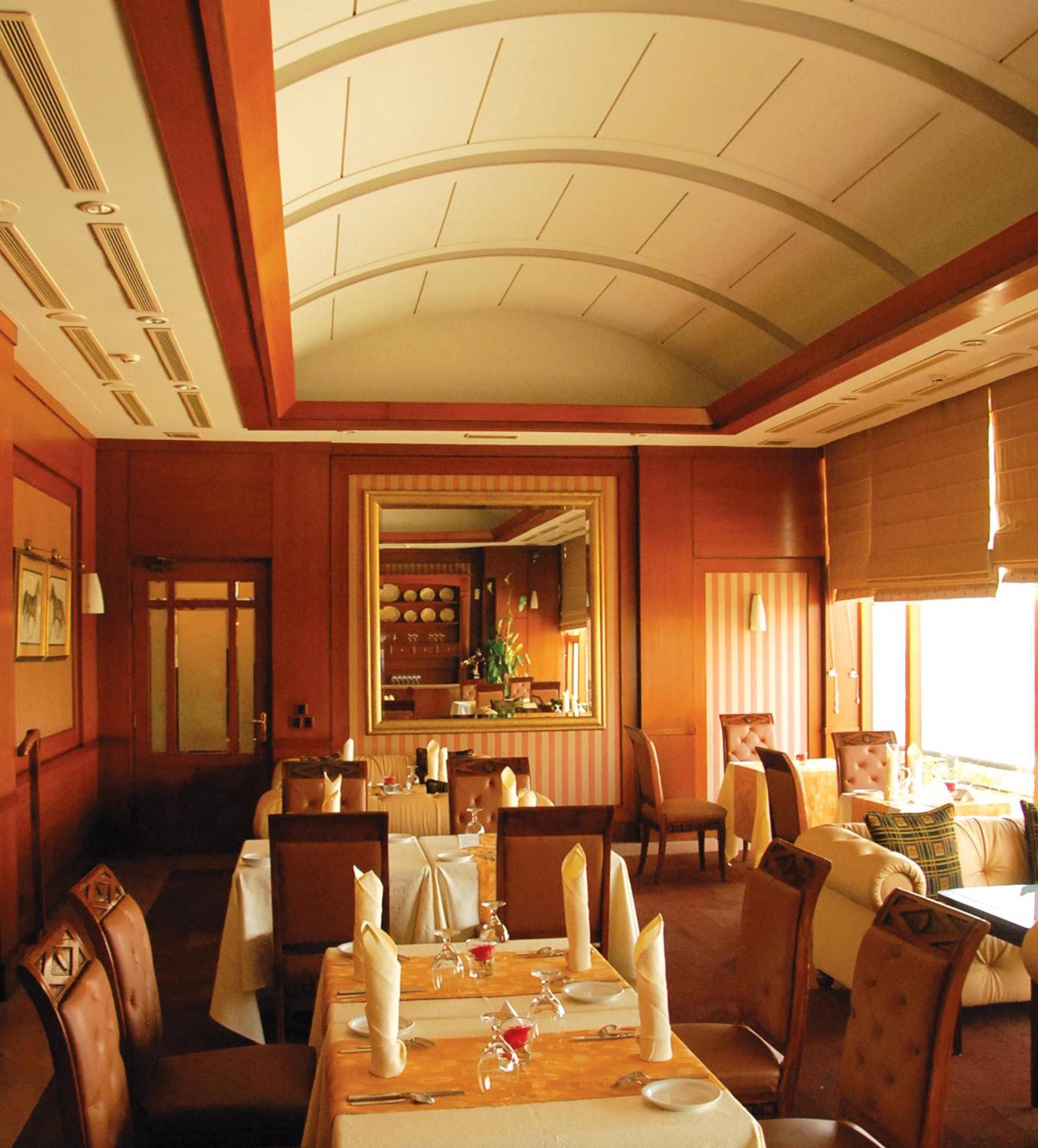 Pearl Continental Hotel, Karatschi Exterior foto The interior of the Maharajas' Express