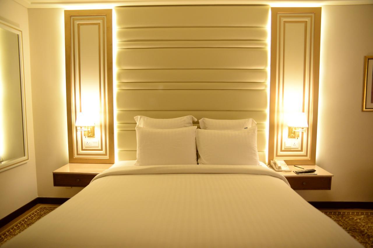 Pearl Continental Hotel, Karatschi Exterior foto A bedroom at the hotel