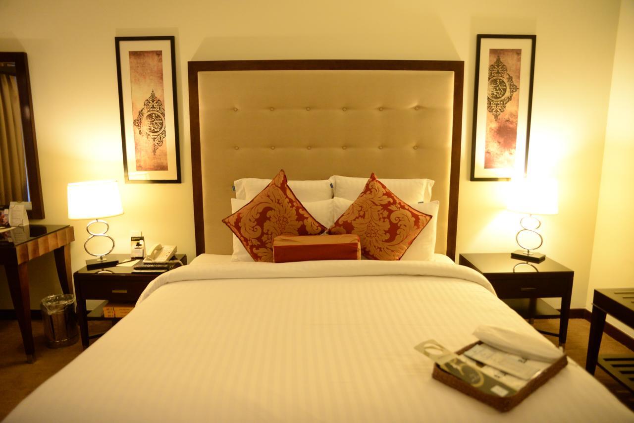 Pearl Continental Hotel, Karatschi Exterior foto A bedroom at the Taj Bengal